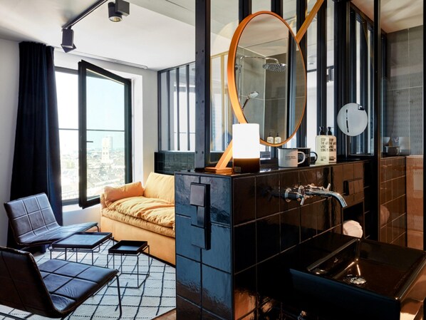 Large Sky | Hypo-allergenic bedding, memory-foam beds, minibar, in-room safe - 25hours Hotel Das Tour (Düsseldorf)