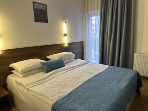 Chambre Standard double, 1 lit double, balcon, vue sur la ville | Literie de qualité, lit avec matelas Select Comfort, minibar