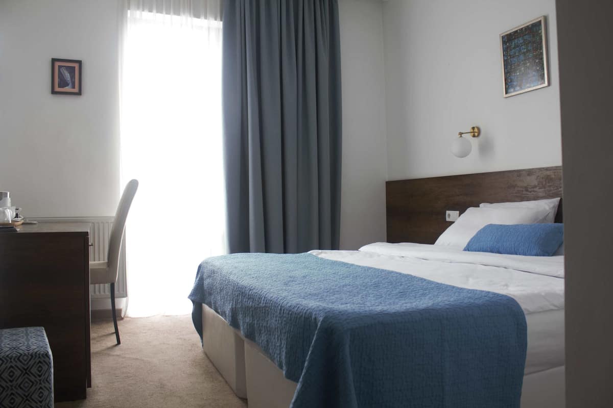 Kamar Double Standar, 1 Tempat Tidur Double, balkon, pemandangan kota | Seprai premium, tempat tidur Select Comfort, minibar, dan brankas