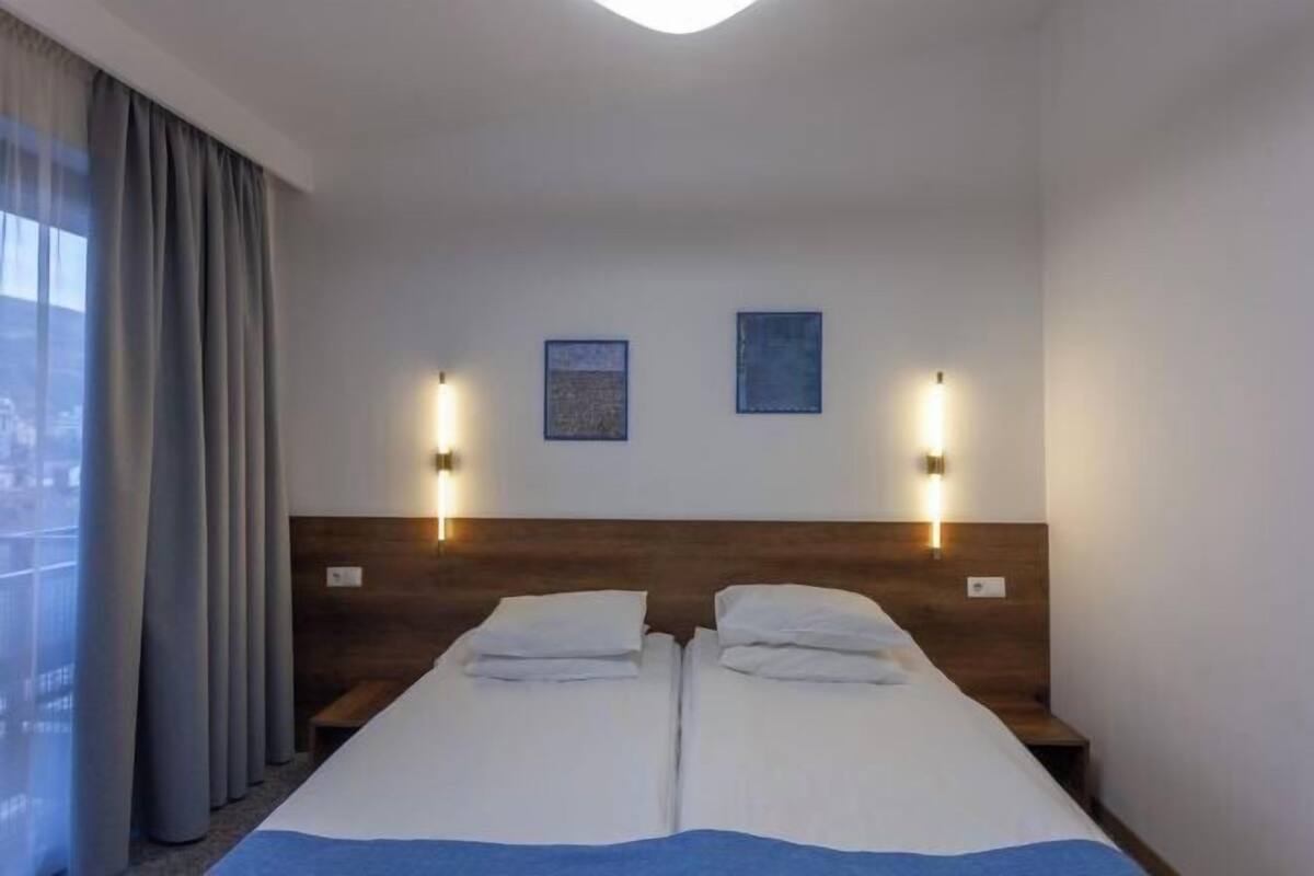 Roupas de cama premium, camas Select Comfort, frigobar