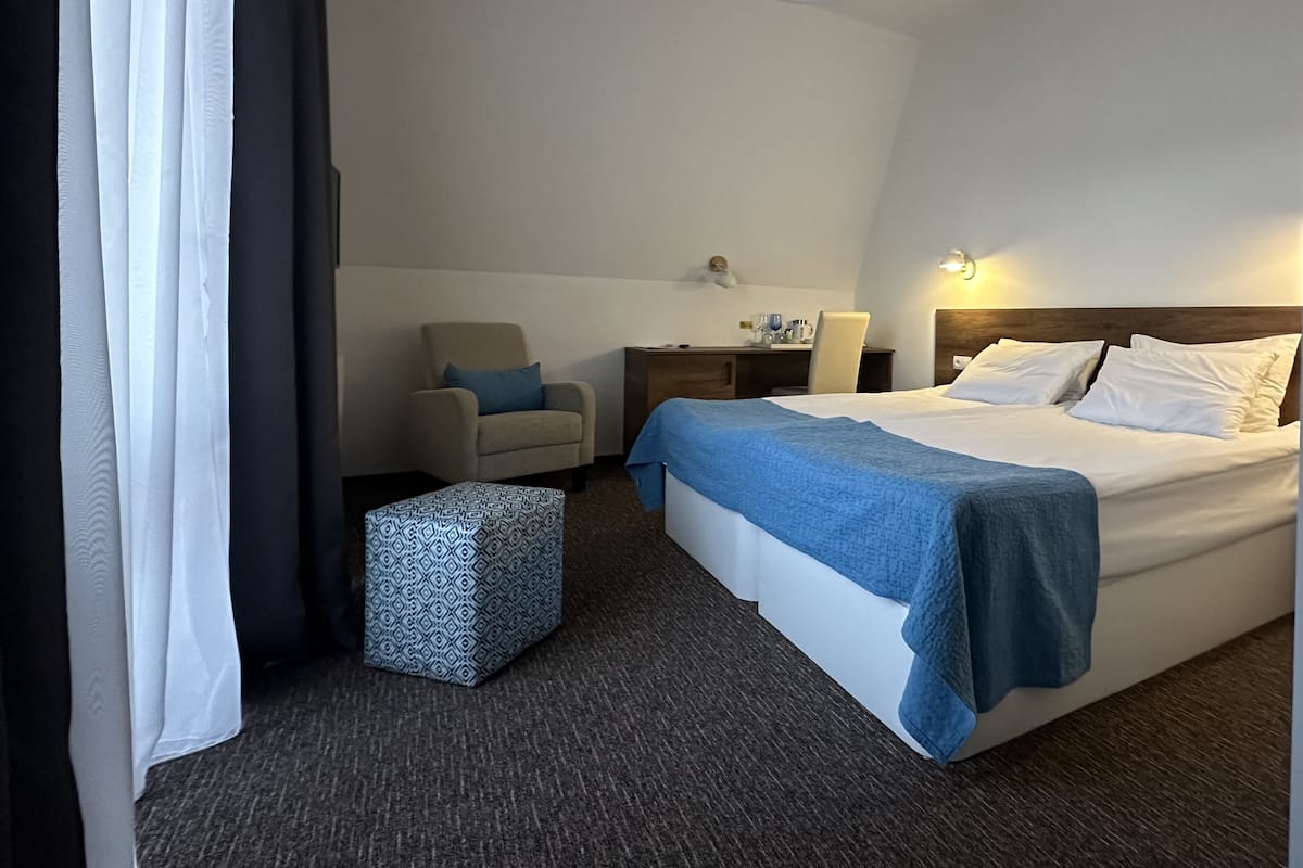 Kamar Double atau Twin Deluks, balkon, pemandangan kota | Seprai premium, tempat tidur Select Comfort, minibar, dan brankas