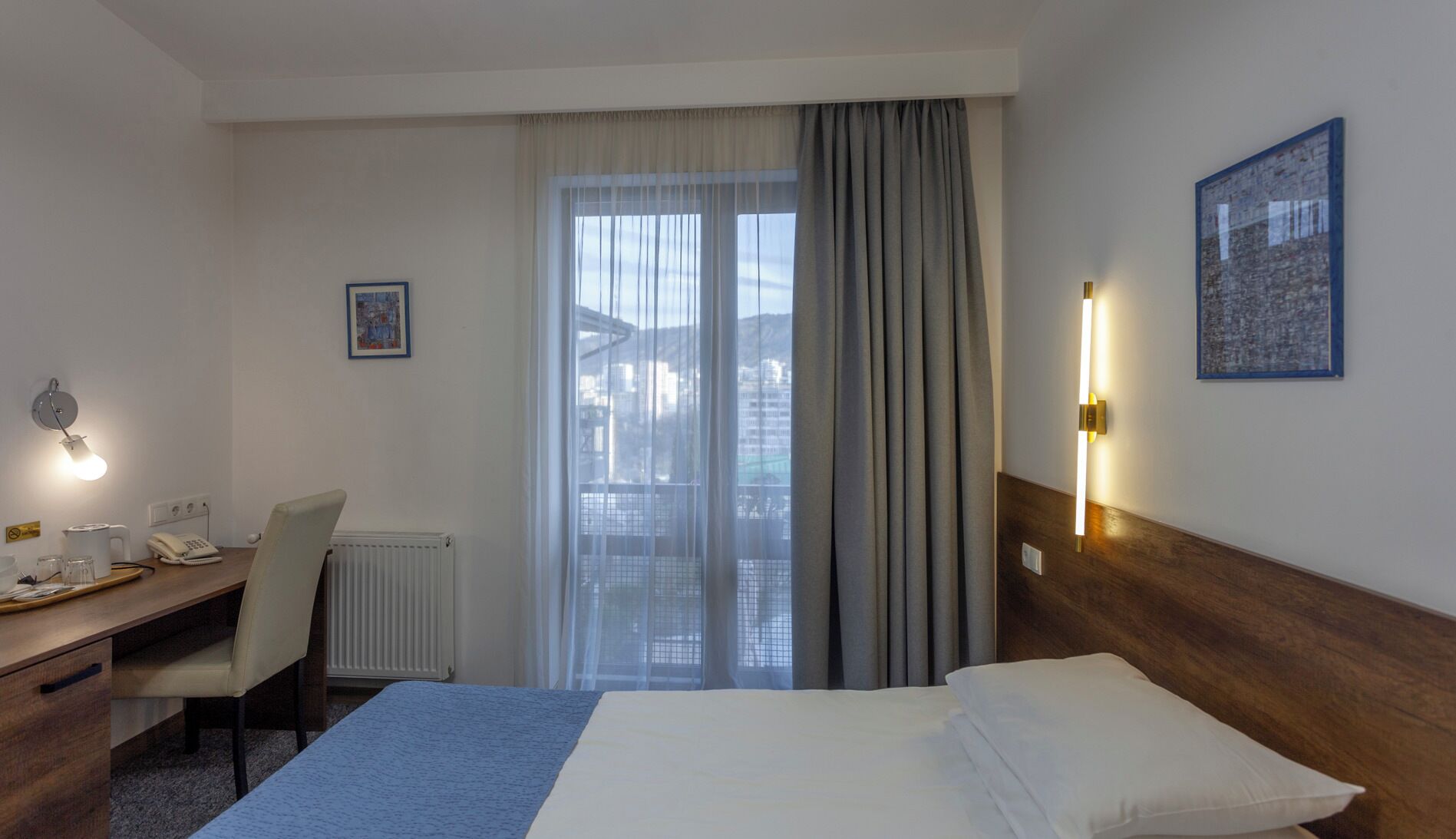 Sengetøy av topp kvalitet, senger med Select Comfort-madrass og minibar