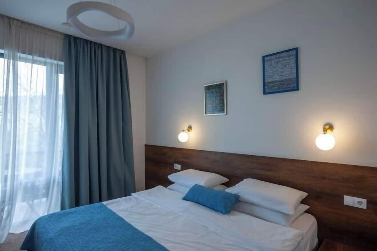 Roupas de cama premium, camas Select Comfort, frigobar