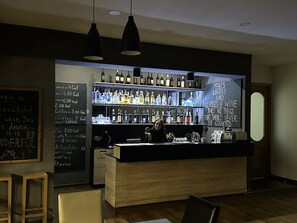 Bar (on property) - Alliance Hotel (Tbilisi)