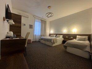 Standard-Dreibettzimmer, 3 Einzelbetten, eigenes Bad | Hochwertige Bettwaren, Select-Comfort-Betten, Minibar, Zimmersafe