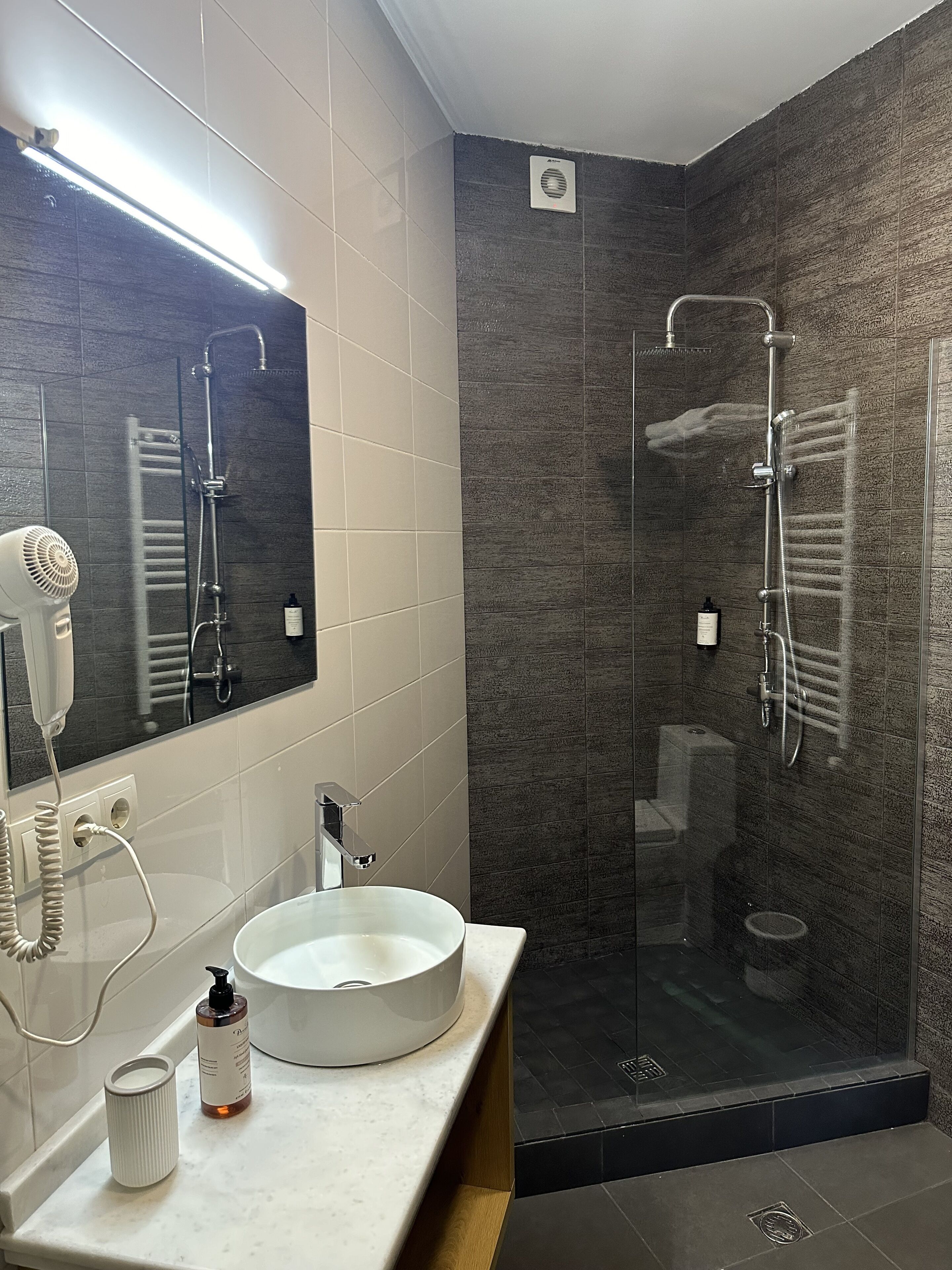 standard quadruple room, 4 bedrooms, private bathroom | bathroom | free toiletries, hair dryer, slippers, bidet