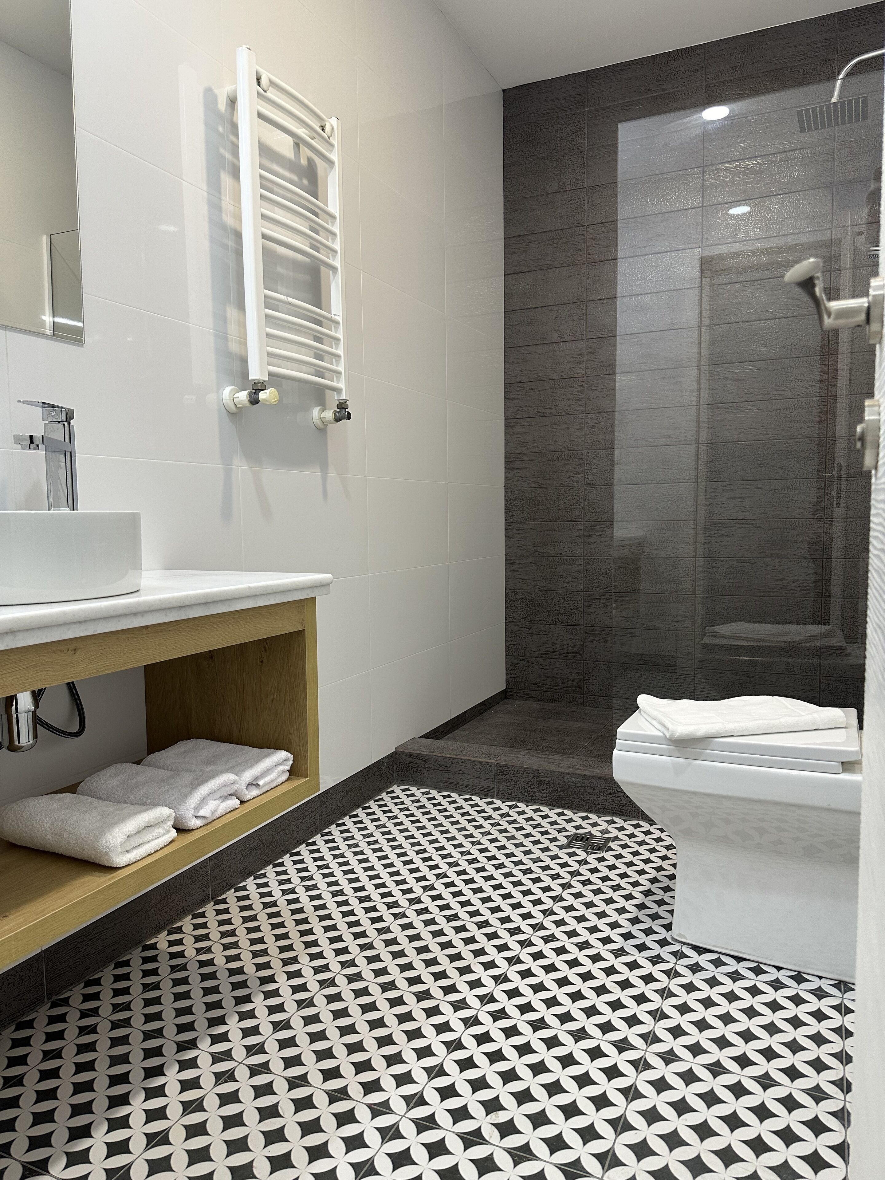 Standard Triple Room, 3 Single Beds, Private Bathroom | Bathroom | Free toiletries, hair dryer, slippers, bidet