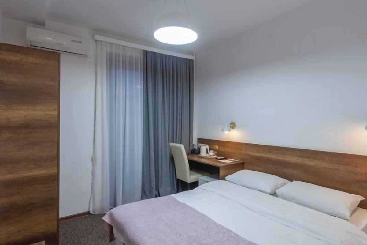 Roupas de cama premium, camas Select Comfort, frigobar
