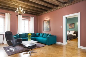 Apartment, 3 Bedrooms | Living room