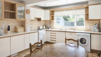 Apartment, 2 Bedrooms | Private kitchen