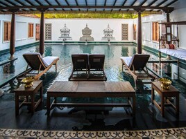 Una piscina techada