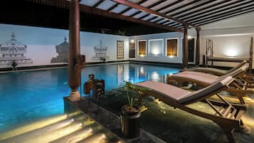 Kolam renang indoor