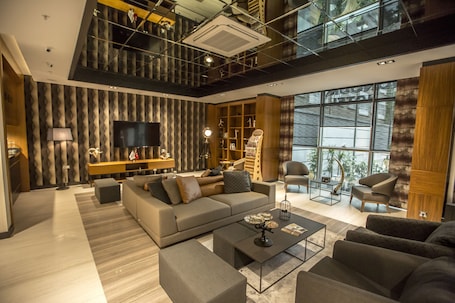 Zona de estar del vestíbulo. Honour Hotel