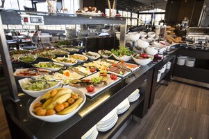 Café da manhã com buffet grátis todos os dias