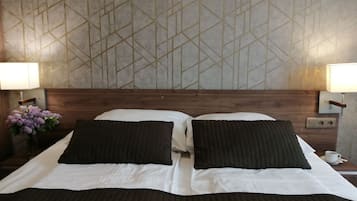 Een bureau, een strijkplank/strijkijzer, gratis wifi, beddengoed