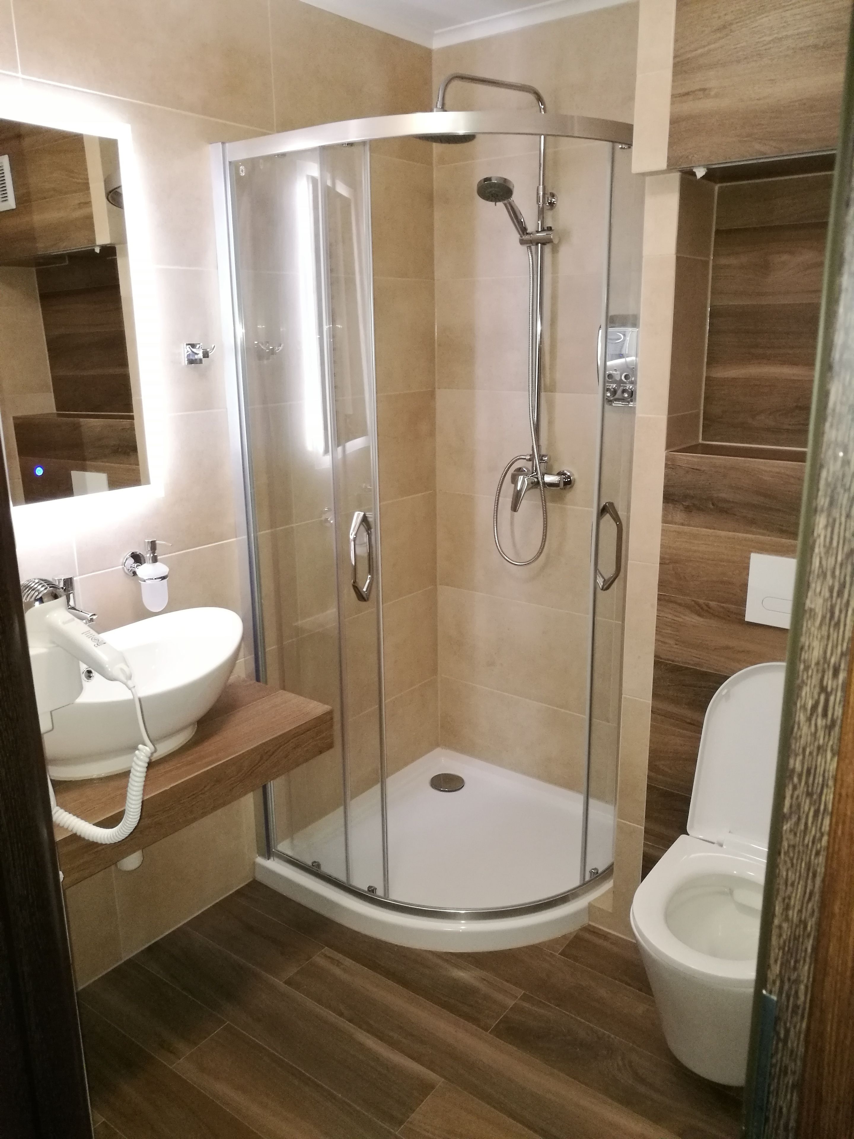 shower, free toiletries, hair dryer, towels