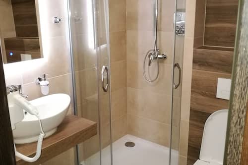 Douche, articles de toilette gratuits, sĂšche-cheveux