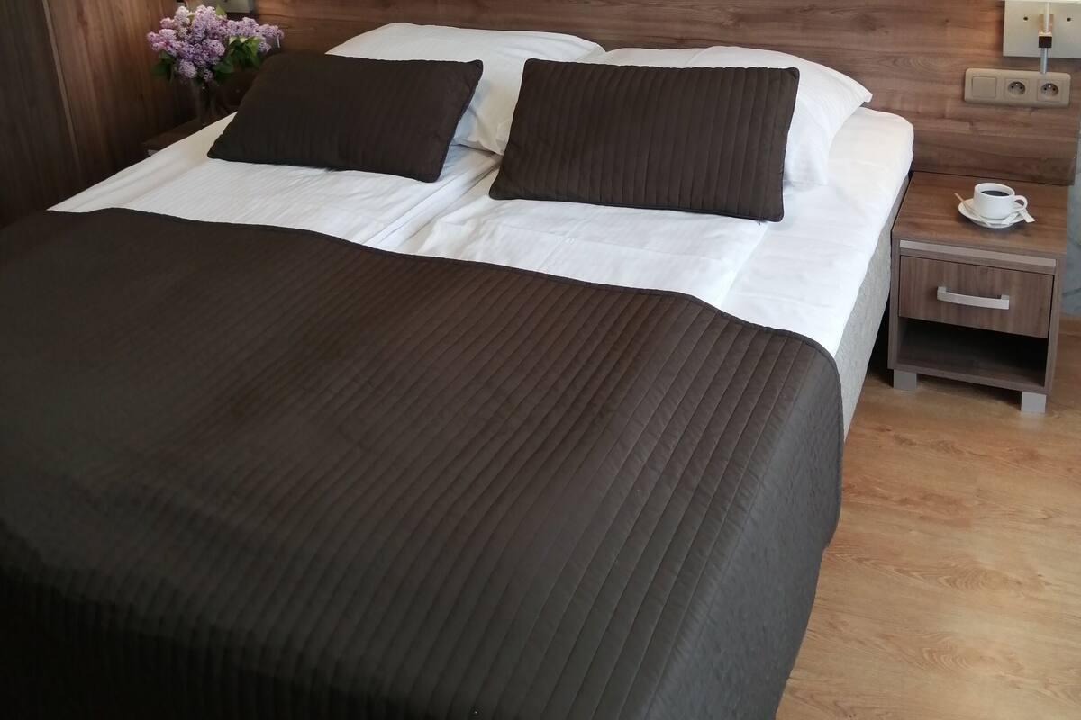 Dobbeltrom – comfort | Skrivebord, strykejern/-brett, wi-fi (inkludert) og sengetøy