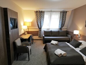 Desk, iron/ironing board, free WiFi, bed sheets - Hotel Zakliki (Kraków)