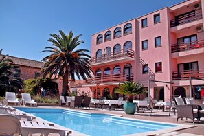 حمّام سباحة خارجي موسمي