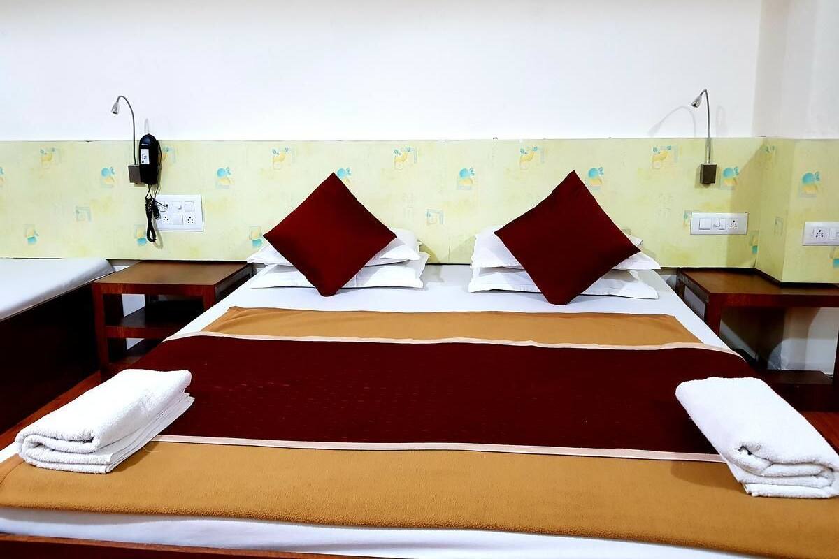 Desk, rollaway beds, free WiFi