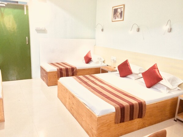 Desk, rollaway beds, free WiFi