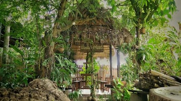 Breakfast, lunch, dinner served; international cuisine