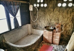 Shower, free toiletries, slippers, towels - Mon Saeng Jun Homestay (Phrao)