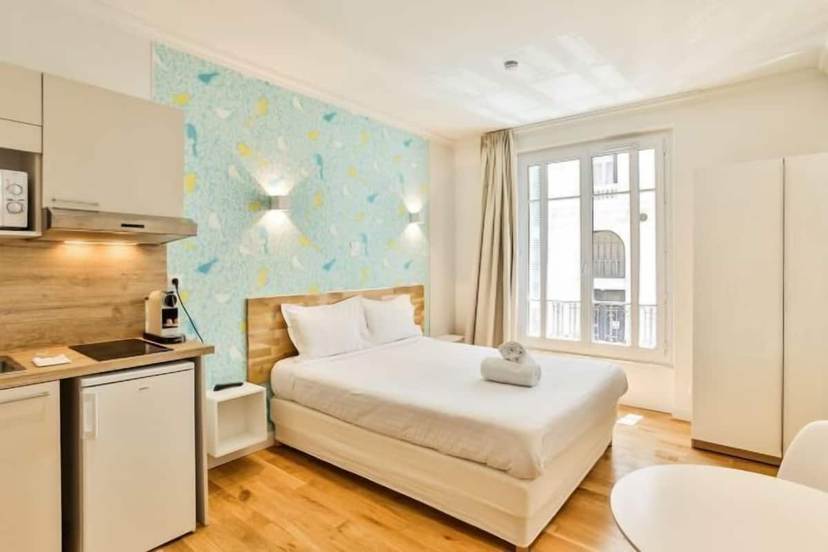 Roupas de cama premium, camas Select Comfort, cofres nos quartos