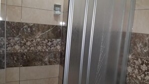 淋浴设施、免费洗浴用品、吹风机、拖鞋