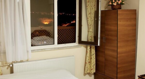 标准三人房 | 办公桌、隔音、熨斗/熨板、免费婴儿床