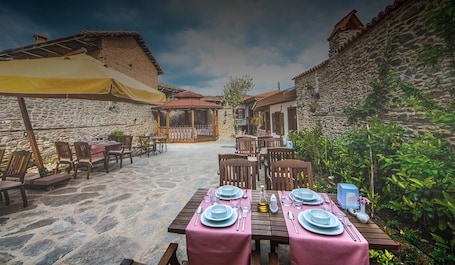 Restaurante al aire libre. Kadilar Pasazade Konagi Butik Otel