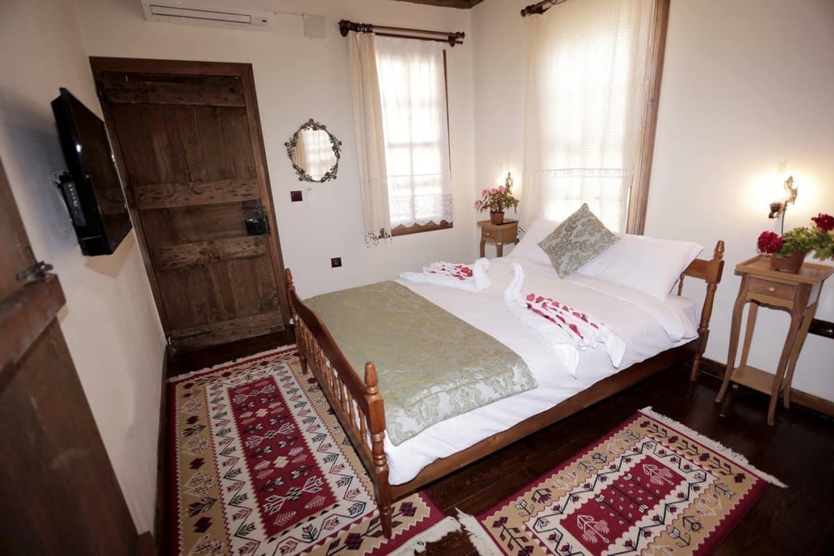 Quarto casal | Cofres nos quartos, escrivaninha, quartos à prova de som