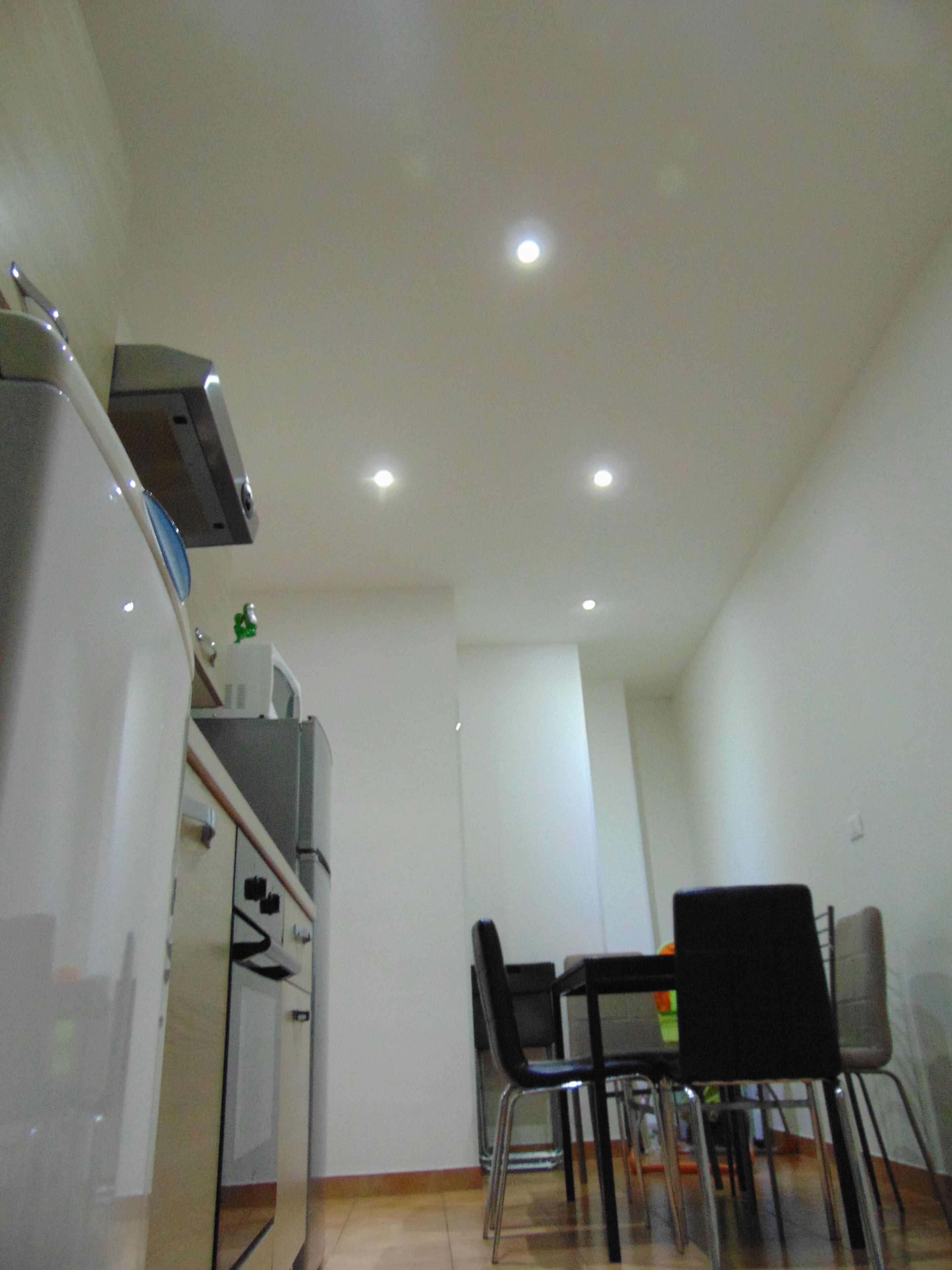 Refrigerador, microondas, tetera/pava eléctrica, utensilios de cocina