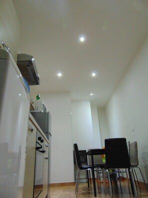 Réfrigérateur dans l'espace commun, micro-ondes (sur demande)