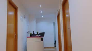 Familienapartment, 4 Schlafzimmer, mit Bad, Parkblick | Rezeption