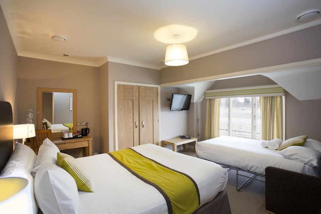 Desk, laptop workspace, iron/ironing board, free WiFi