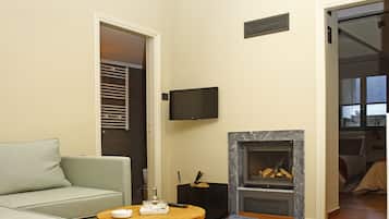 Junior Suite, Fireplace | Ruang tamu | TV skrin rata, pendiangan