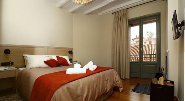 In-room safe, desk, soundproofing, iron/ironing board - Kazas Luxury Apartments (Gortynia)