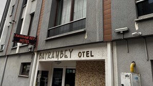 Ein mehrstöckiges Gebäude mit der Aufschrift "DAYRAMBEY HOTEL".