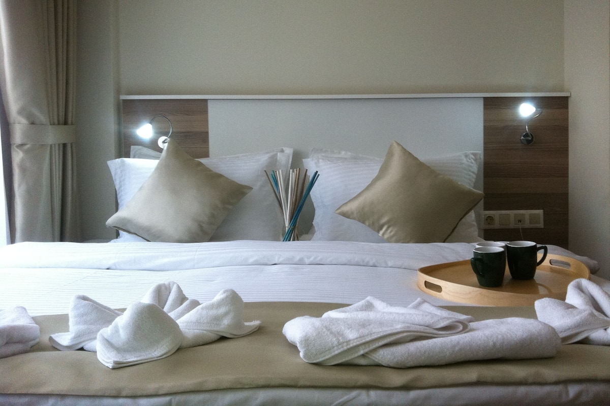 Deluxe kamer, balkon | 1 slaapkamer, geluiddichte muren, een strijkplank/strijkijzer