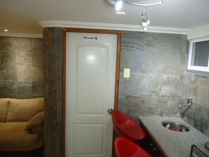 Grand Suite | Bathroom | Shower, towels, soap, shampoo - Hostaling Guayaquil (Guayaquil)
