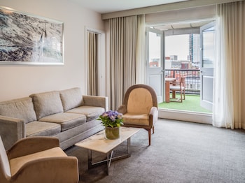 Brooklyn Bridge Grand Terrace Suite | Egyptian cotton sheets, premium bedding, down comforters, pillowtop beds at 33 Hotel, New York City, Seaport