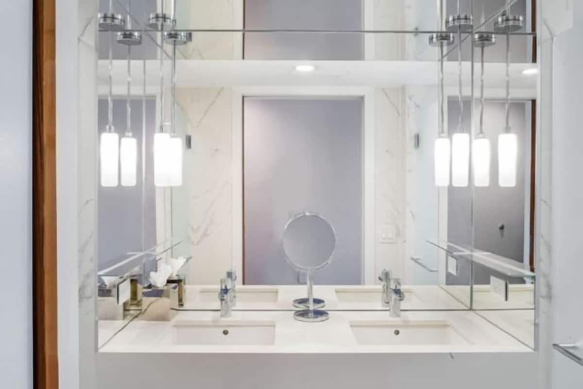 Amenidades de baño de diseñador, secadora de cabello, batas, pantuflas