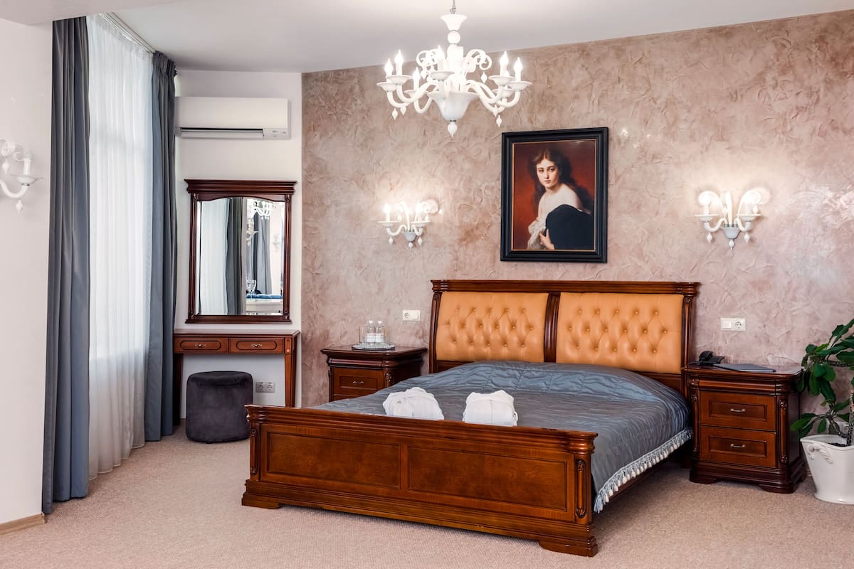 Classic Suite, 1 Queen Bed | 1 bedroom, in-room safe, desk, laptop workspace