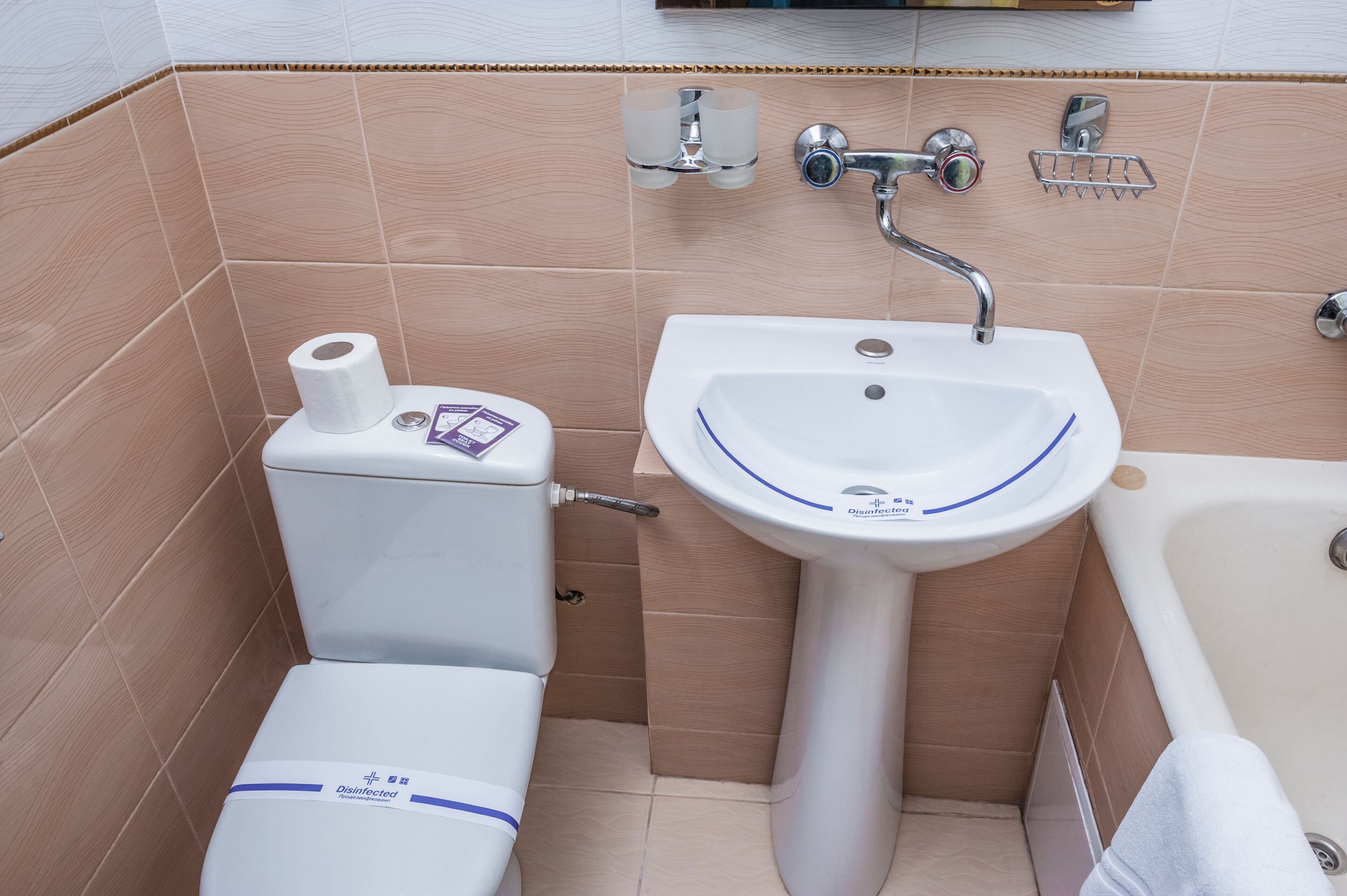 A bathroom with a toilet, sink, and bathtub.
