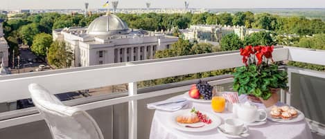 Business Suite, 1 King Bed | Balcony view