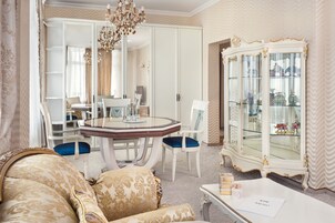 Klassieke suite, 1 queensize bed | Een kluis op de kamer, een bureau, een laptopwerkplek