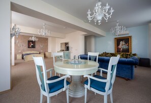 Suite clásica, 1 cama de matrimonio | Caja fuerte, escritorio, espacio para trabajar con un portátil