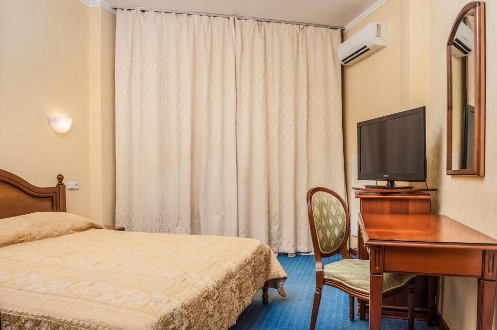 Economy Double Room | In-room safe, desk, laptop workspace, iron/ironing board